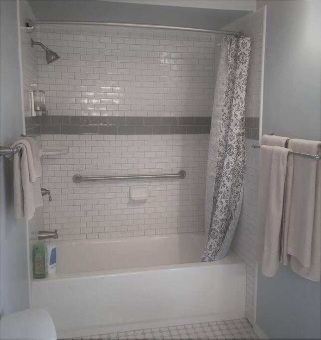 Expansive Ground Floor Pensione. Appartement Clarkdale