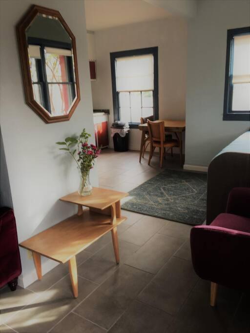 Expansive Ground Floor Pensione. Appartement